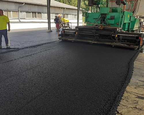 Nagy felületű aszfaltozás meleg aszfalttal, egységes burkolattal